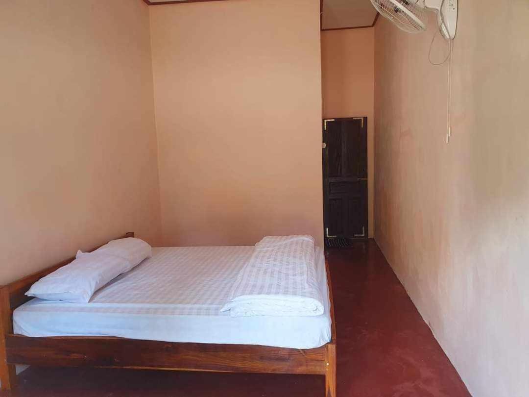 Khounxok Guesthouse Nong Khiaw Екстер'єр фото