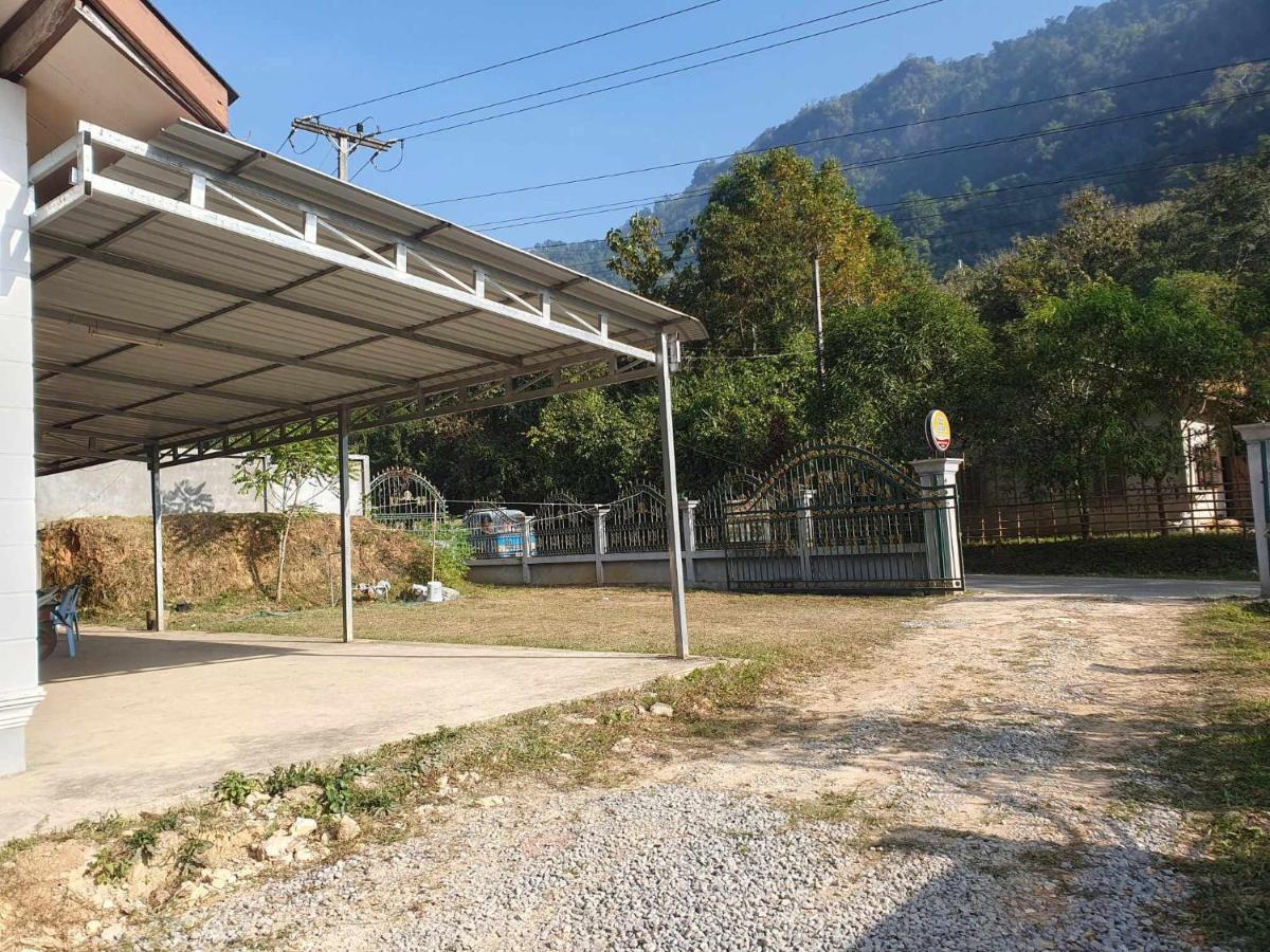 Khounxok Guesthouse Nong Khiaw Екстер'єр фото