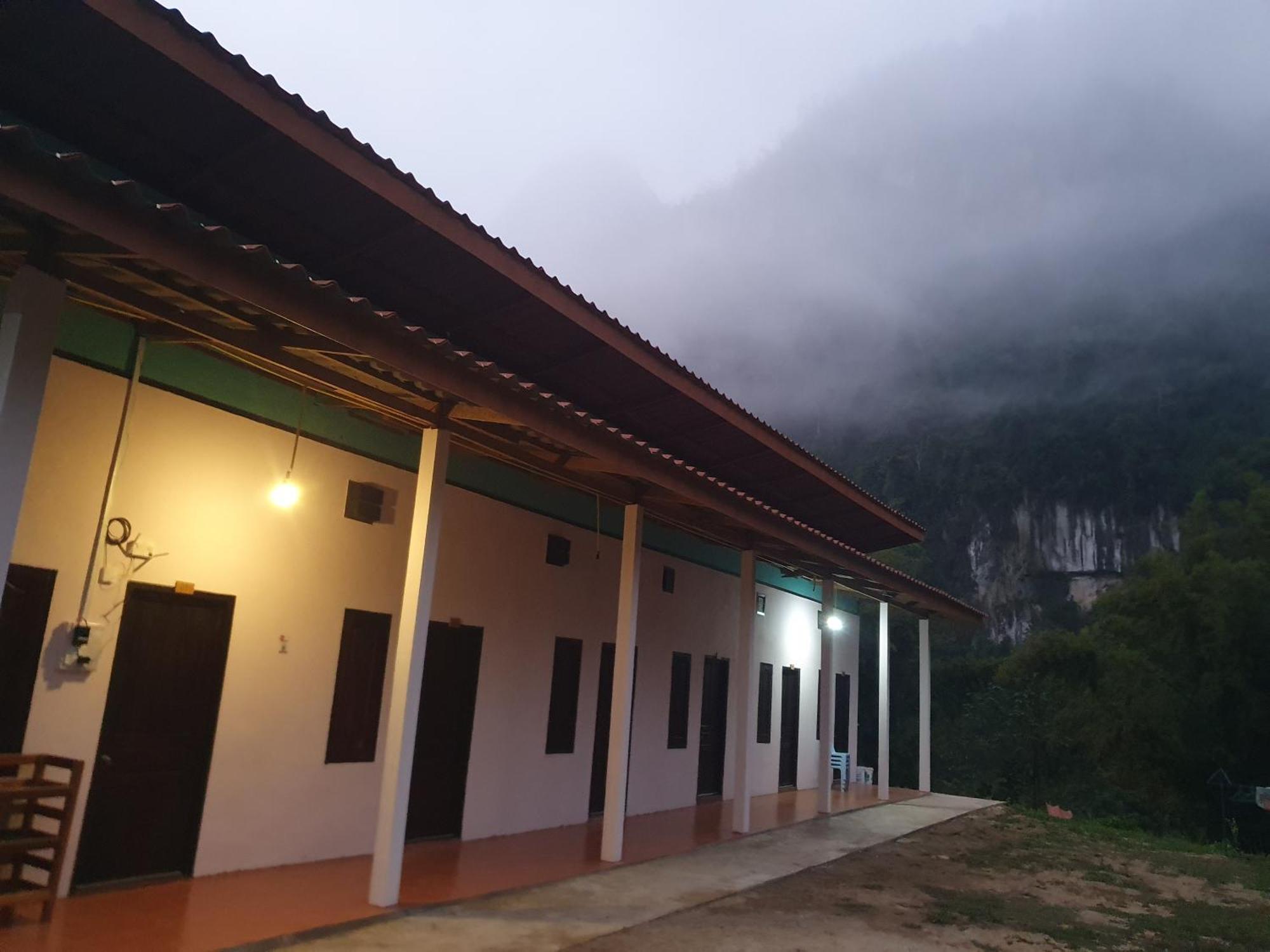 Khounxok Guesthouse Nong Khiaw Екстер'єр фото