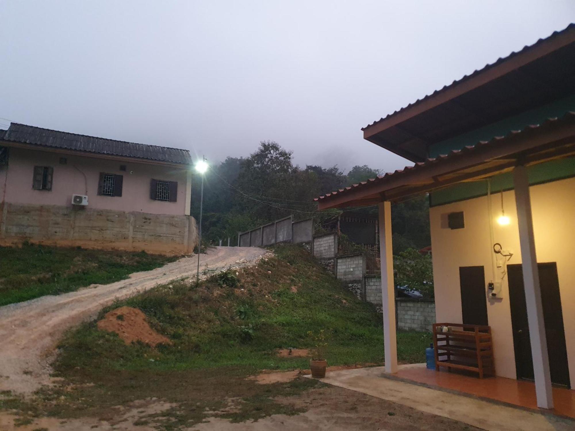 Khounxok Guesthouse Nong Khiaw Екстер'єр фото